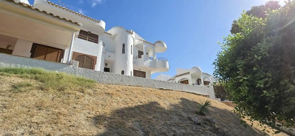 4 soverom Kjedet enebolig til salgs i Alamillo med svømmebasseng garasje - € 259 000 (Ref: 9226962)