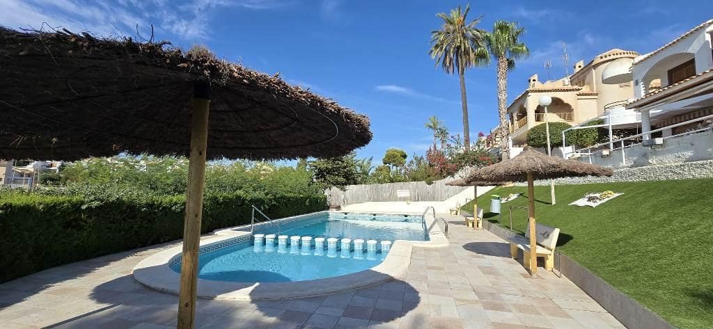 4 soverom Kjedet enebolig til salgs i Alamillo med svømmebasseng garasje - € 259 000 (Ref: 9226962)