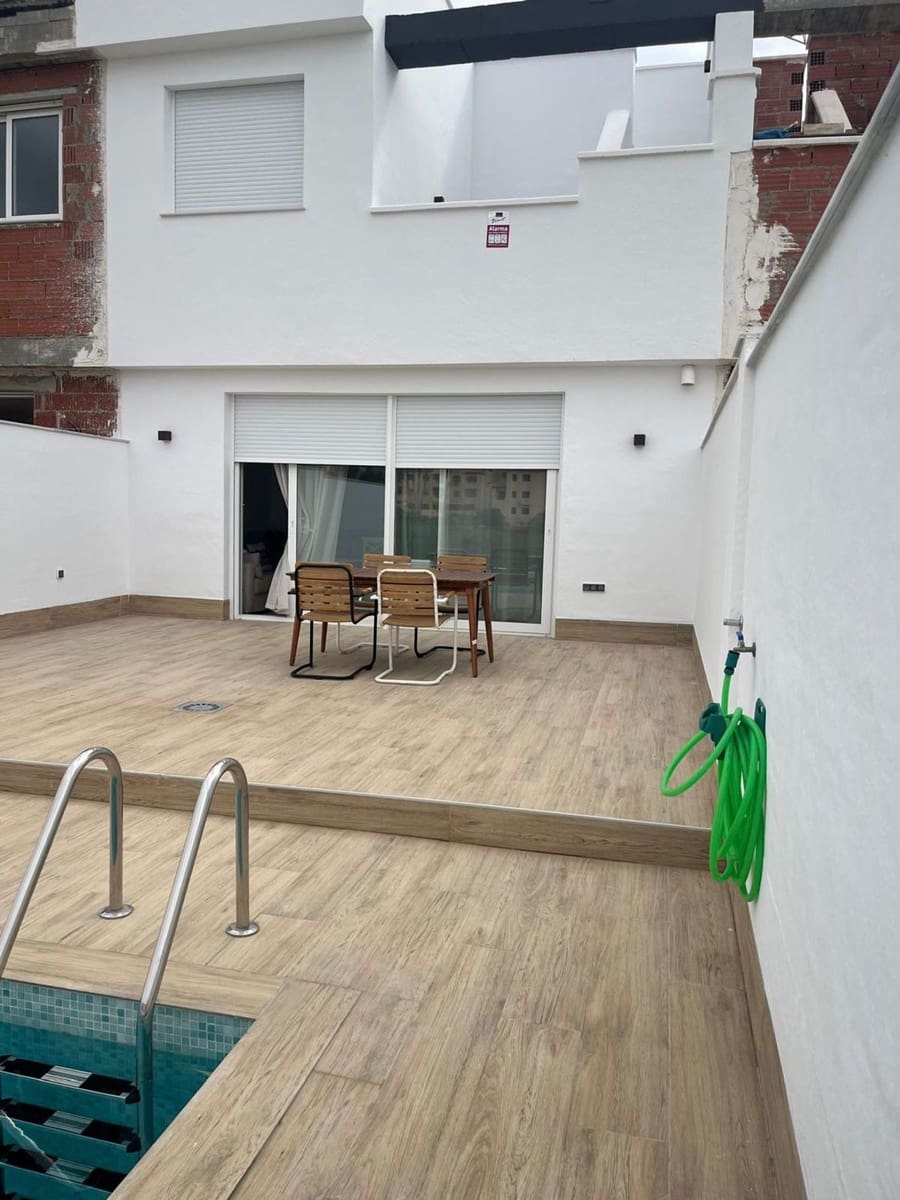 3 makuuhuone Omakotitalo myytävänä paikassa Los Alcazares mukana uima-altaan 
autotalli - 357 000 € (Ref: 9420691)