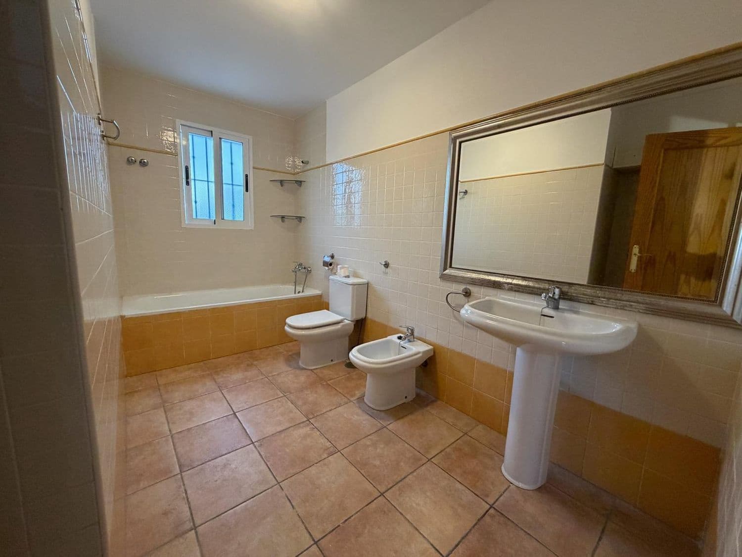 3 makuuhuone Omakotitalo myytävänä paikassa Roda mukana uima-altaan 
autotalli - 235 000 € (Ref: 9450066)