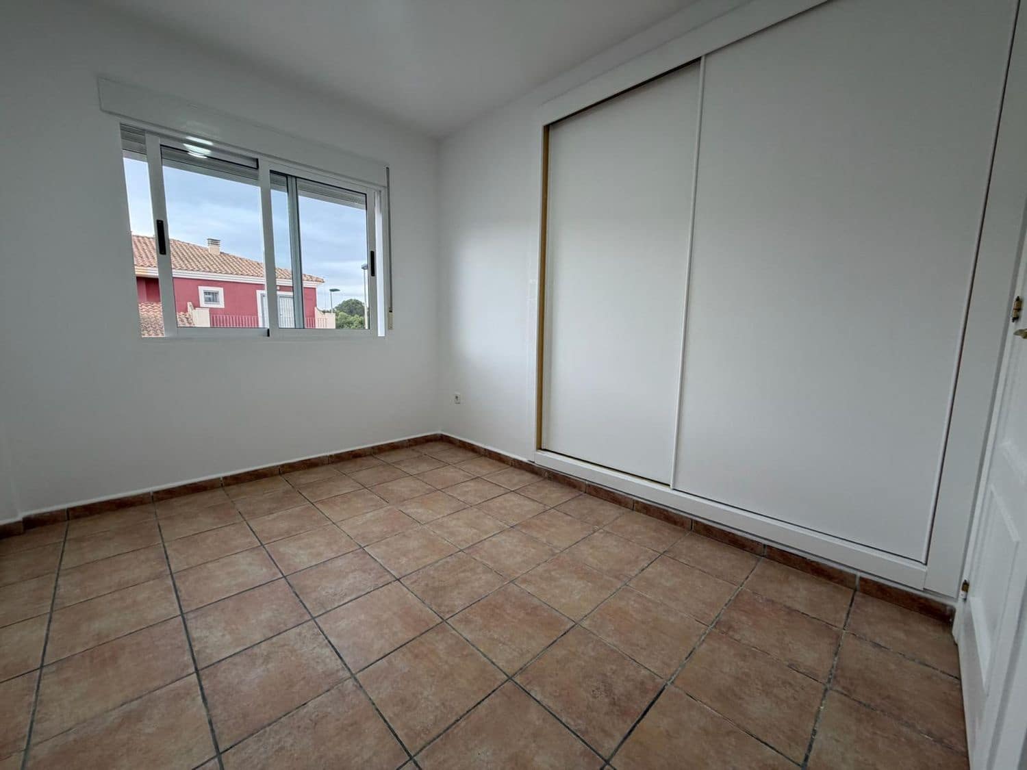 3 makuuhuone Omakotitalo myytävänä paikassa Roda mukana uima-altaan 
autotalli - 235 000 € (Ref: 9450066)