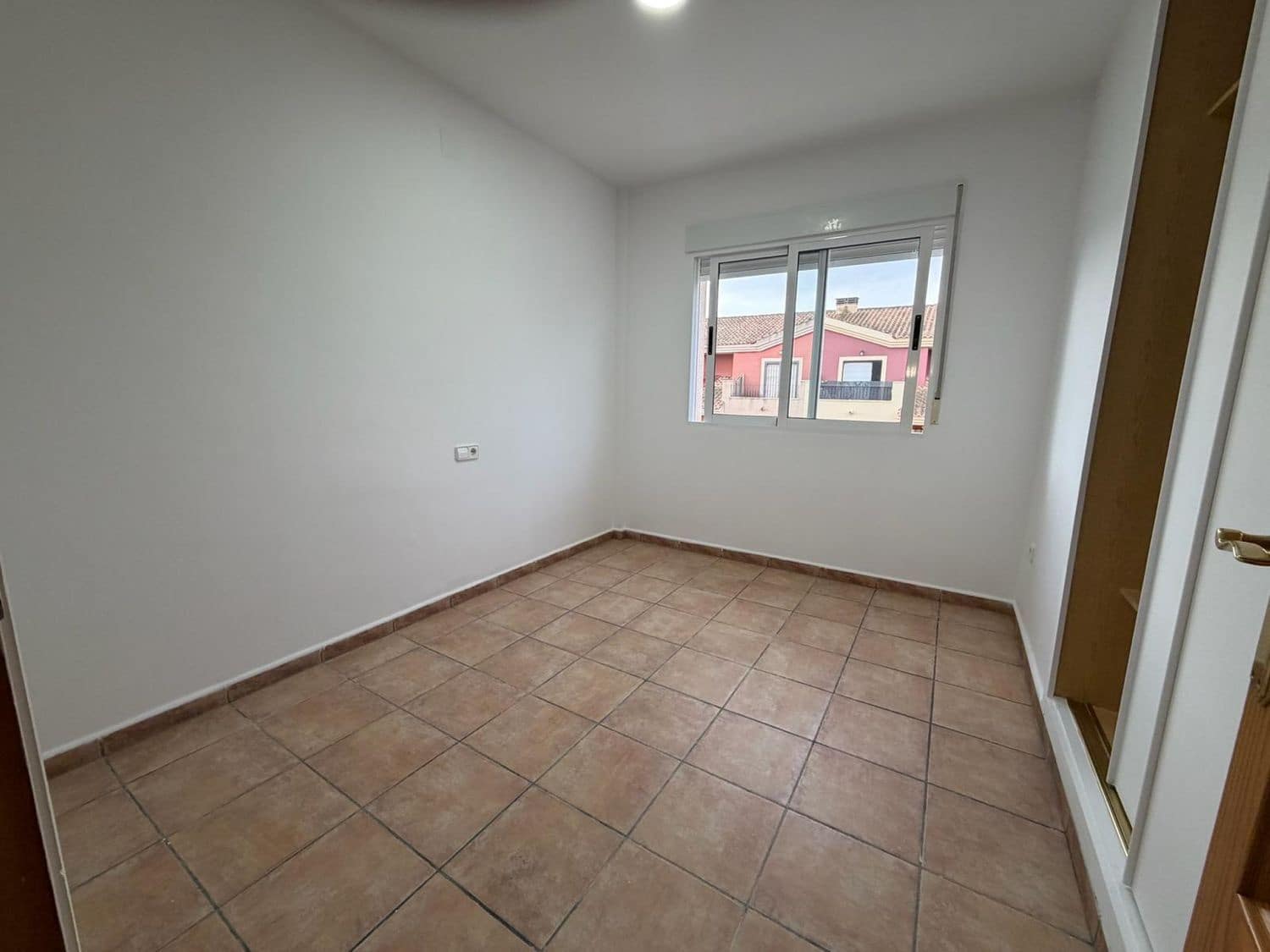 3 makuuhuone Omakotitalo myytävänä paikassa Roda mukana uima-altaan 
autotalli - 235 000 € (Ref: 9450066)