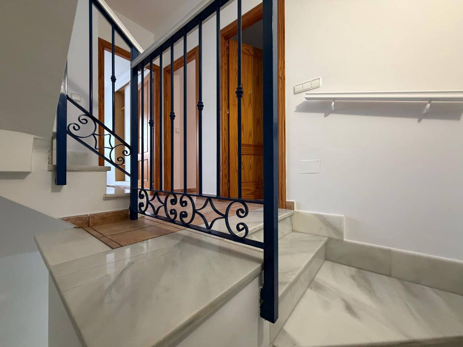 3 makuuhuone Omakotitalo myytävänä paikassa Roda mukana uima-altaan 
autotalli - 235 000 € (Ref: 9450066)