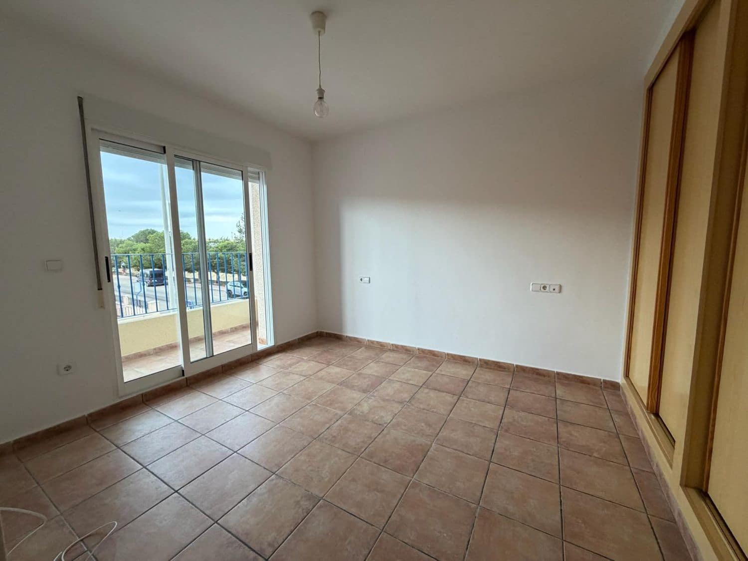 3 makuuhuone Omakotitalo myytävänä paikassa Roda mukana uima-altaan 
autotalli - 235 000 € (Ref: 9450066)