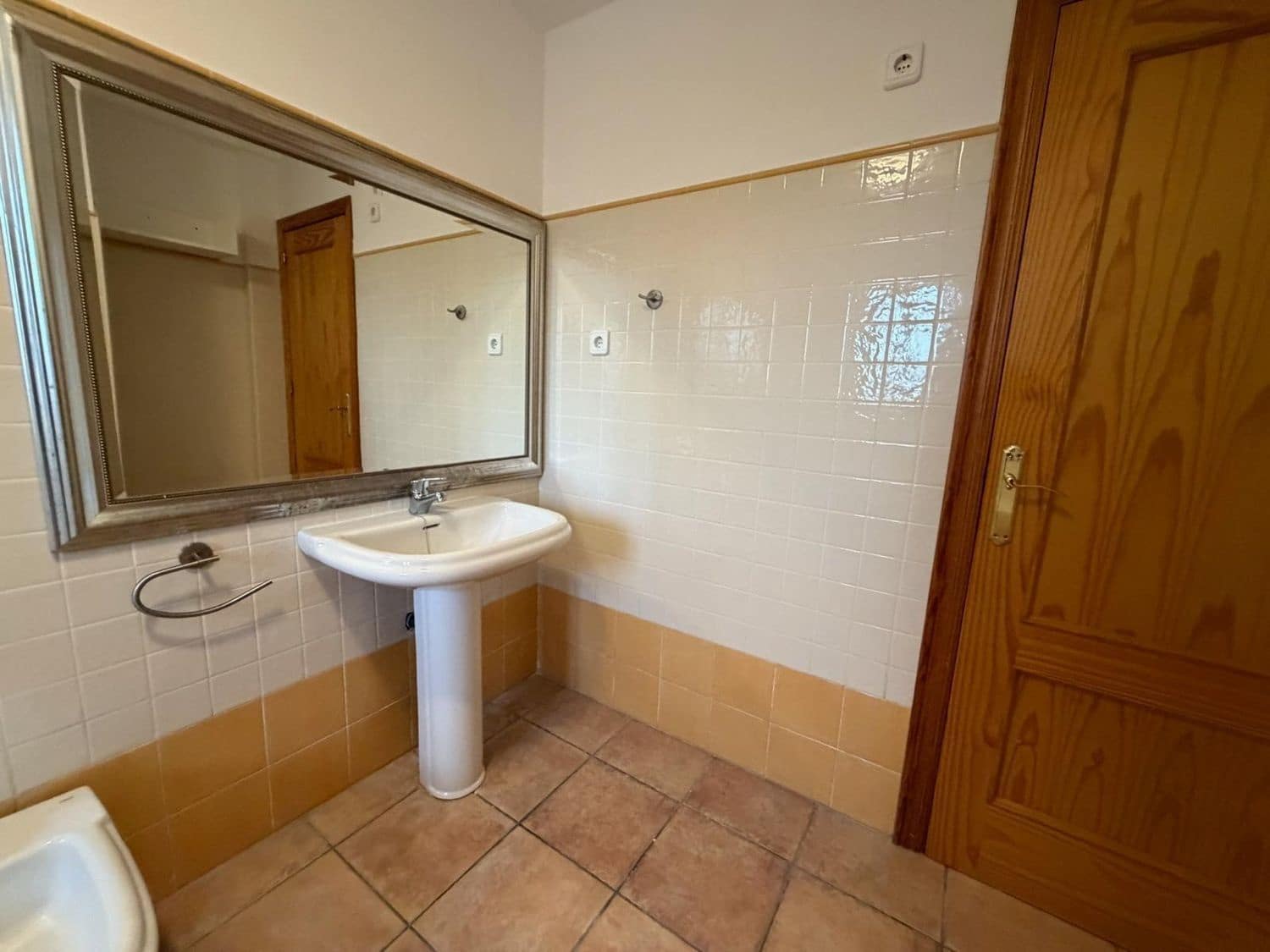 3 makuuhuone Omakotitalo myytävänä paikassa Roda mukana uima-altaan 
autotalli - 235 000 € (Ref: 9450066)