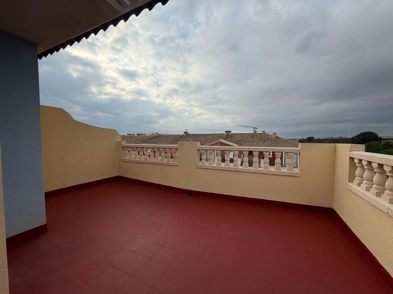 3 makuuhuone Omakotitalo myytävänä paikassa Roda mukana uima-altaan 
autotalli - 235 000 € (Ref: 9450066)