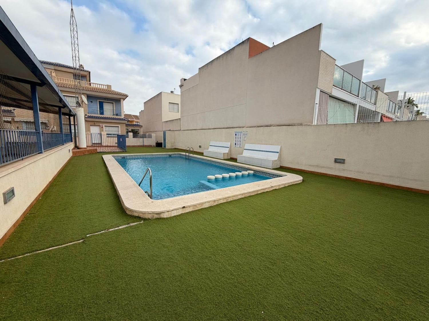 3 makuuhuone Omakotitalo myytävänä paikassa Roda mukana uima-altaan 
autotalli - 235 000 € (Ref: 9450066)