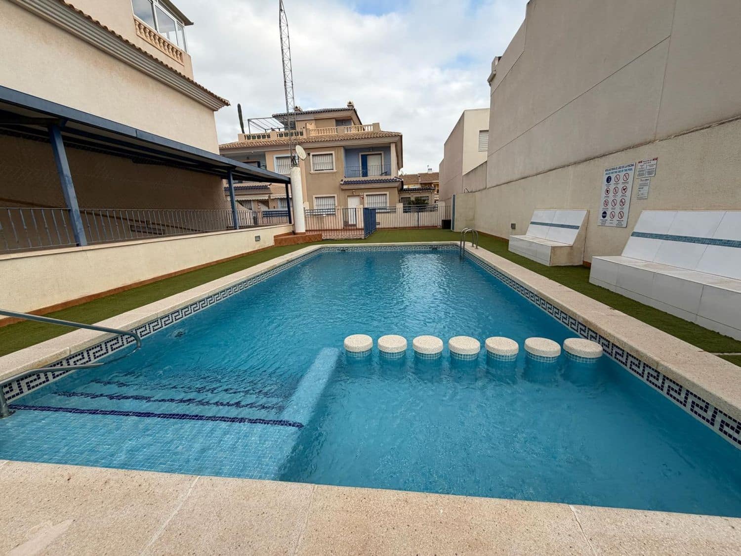 3 makuuhuone Omakotitalo myytävänä paikassa Roda mukana uima-altaan 
autotalli - 235 000 € (Ref: 9450066)