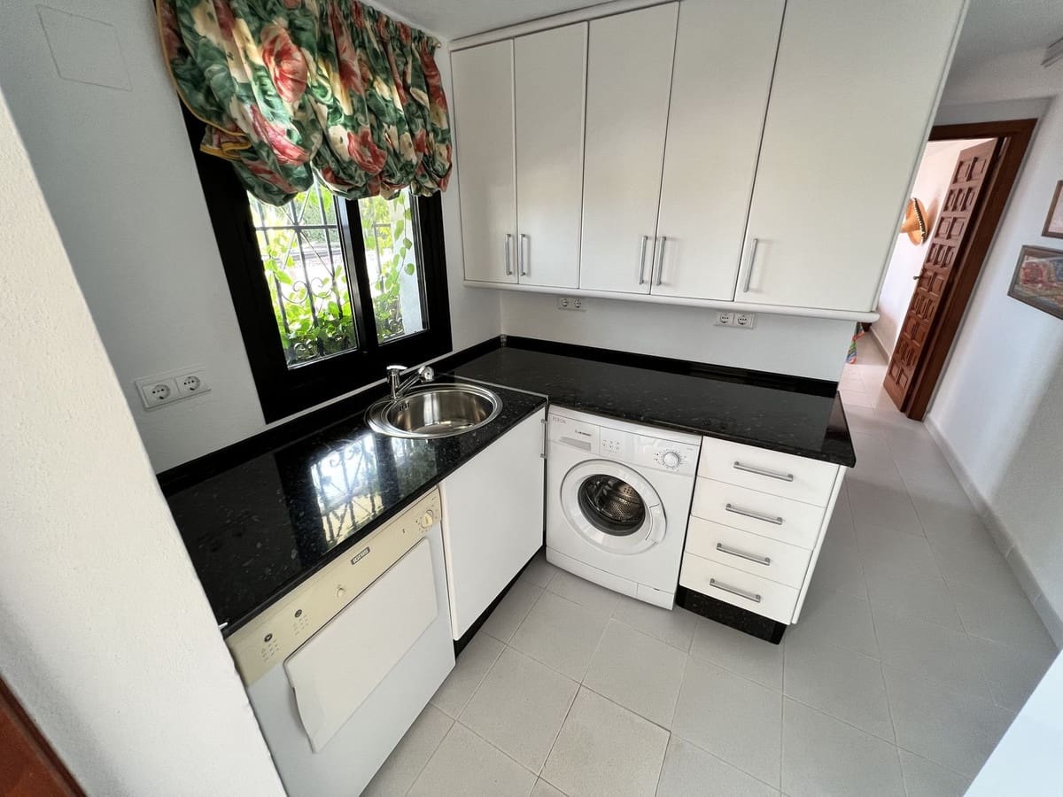 4 bedroom Villa for sale in Mijas with pool garage - € 899,000 (Ref: 8064281)