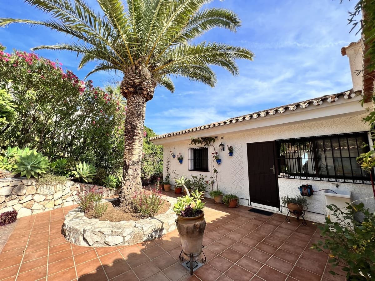 4 bedroom Villa for sale in Mijas with pool garage - € 899,000 (Ref: 8064281)
