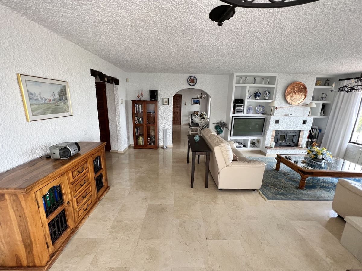 4 bedroom Villa for sale in Mijas with pool garage - € 899,000 (Ref: 8064281)