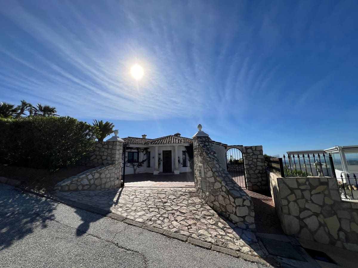 4 bedroom Villa for sale in Mijas with pool garage - € 899,000 (Ref: 8064281)