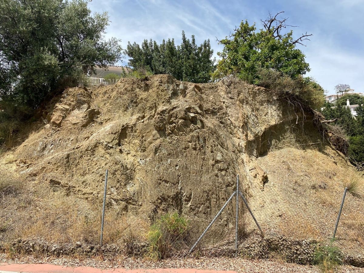 Grunde uden byggetilladelser til salg i Mijas - € 240.000 (Ref: 8234359)