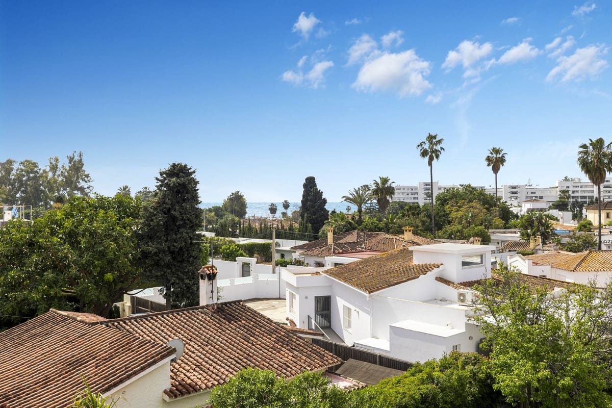 5 bedroom Villa for sale in San Pedro de Alcantara with pool - € 2,950,000 (Ref: 8411280)