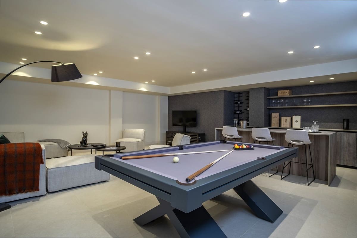 4 bedroom Villa for sale in New Golden Mile with pool garage - € 4,500,000 (Ref: 8884326)