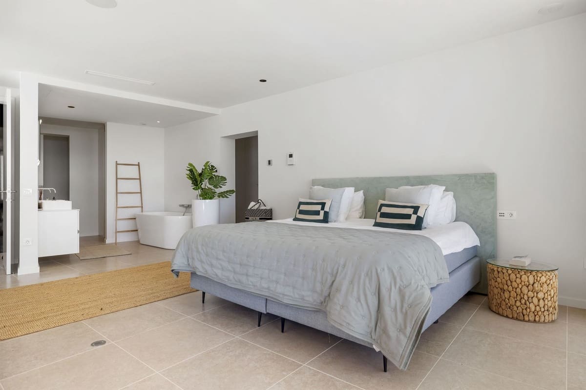 5 bedroom Villa for sale in Benahavis with pool garage - € 4,950,000 (Ref: 8923534)