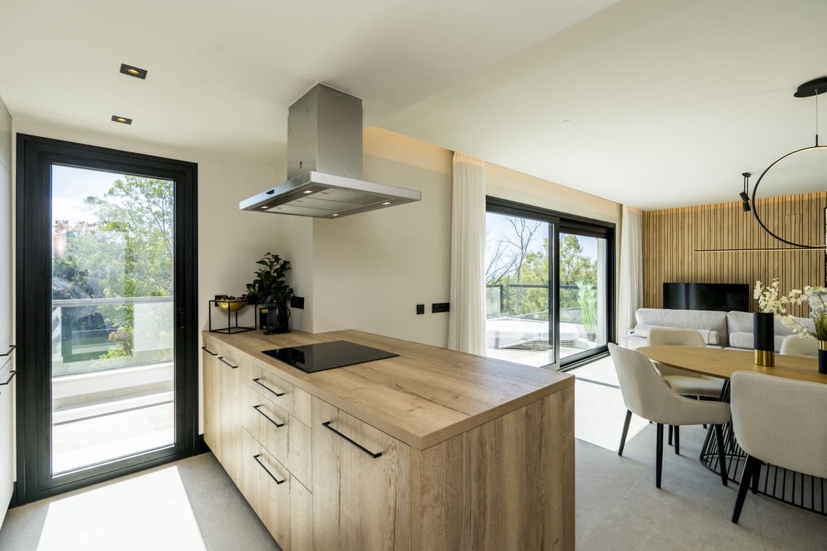 3 bedroom Apartment for sale in Nueva Andalucia - € 1,015,000 (Ref: 9047427)