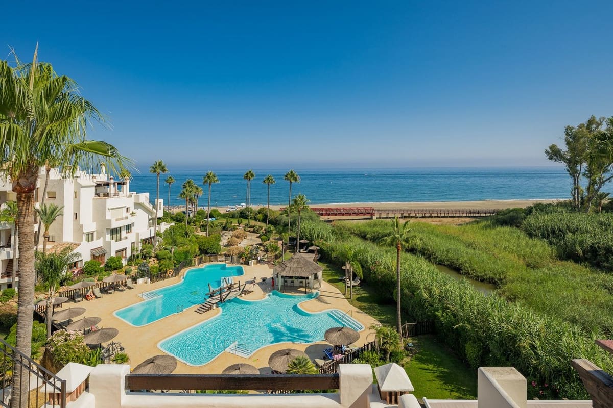 3 bedroom Penthouse for sale in Estepona with pool - € 2,995,000 (Ref: 9208056)
