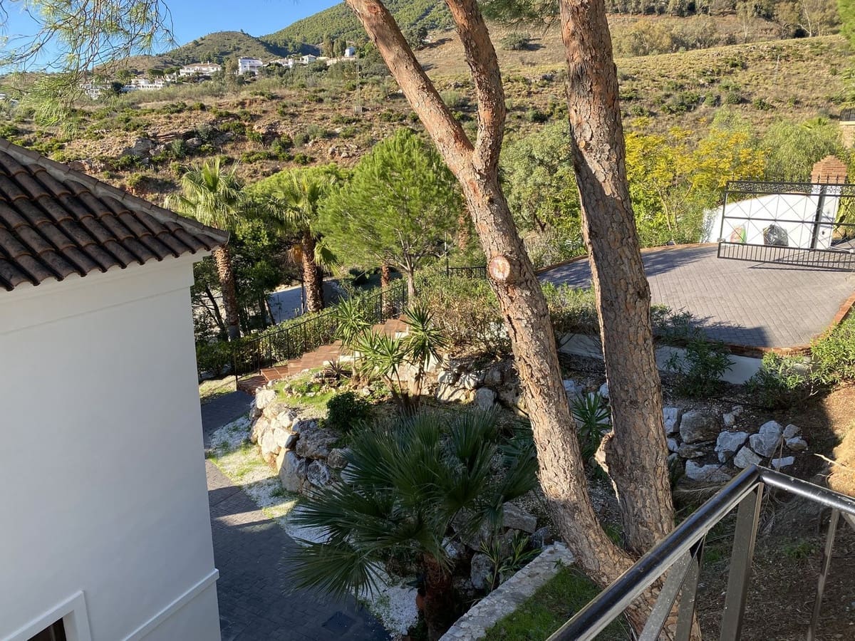 4 bedroom Villa for sale in Mijas with pool - € 1,450,000 (Ref: 9398143)