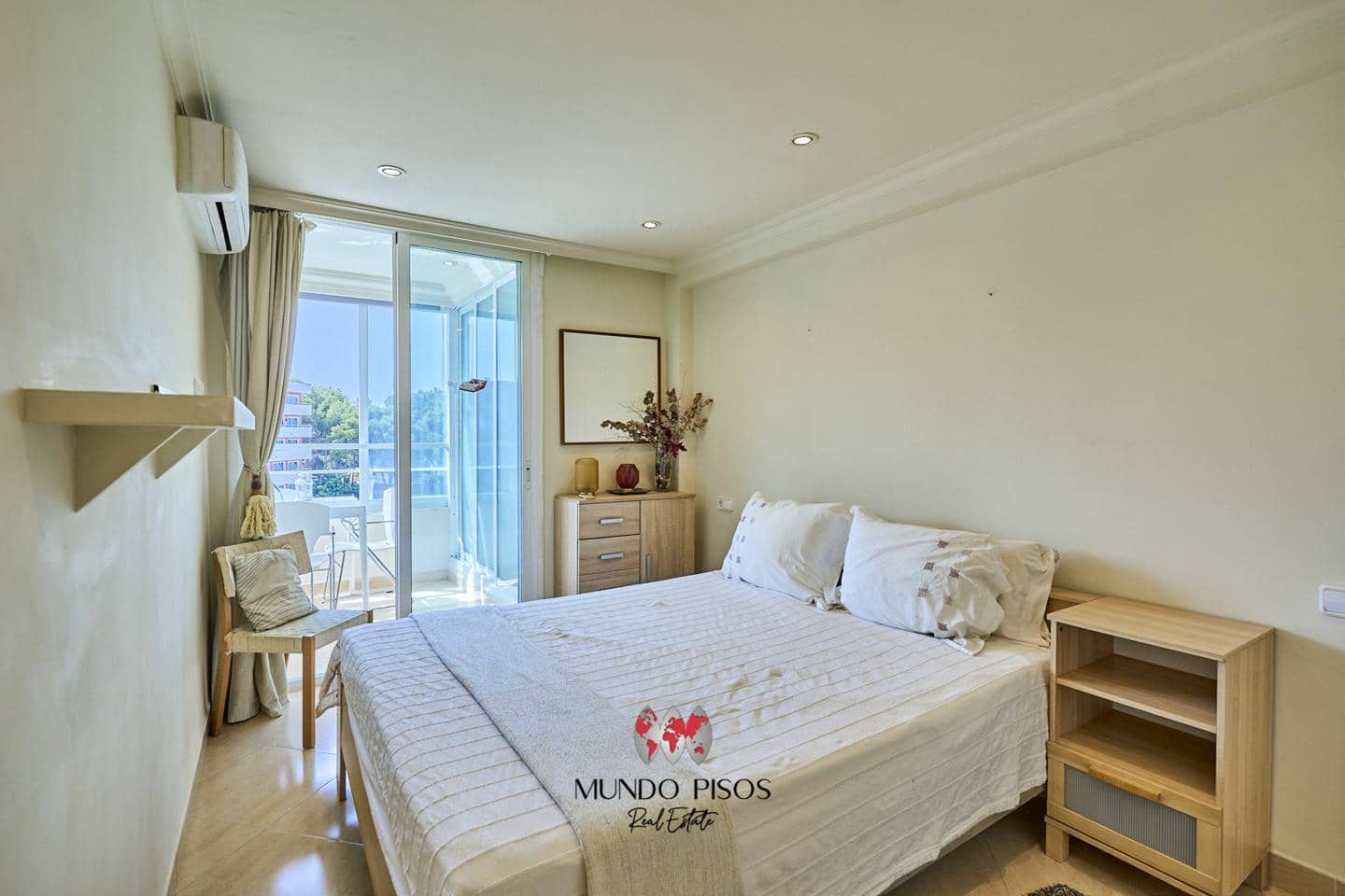 2 bedroom Flat for sale in Portals Nous with garage - € 395,000 (Ref: 8032296)