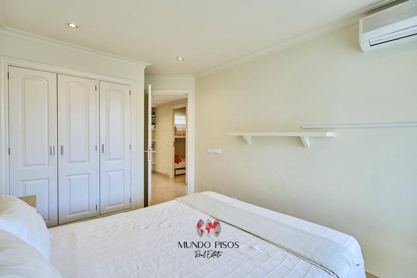 2 bedroom Flat for sale in Portals Nous with garage - € 395,000 (Ref: 8032296)