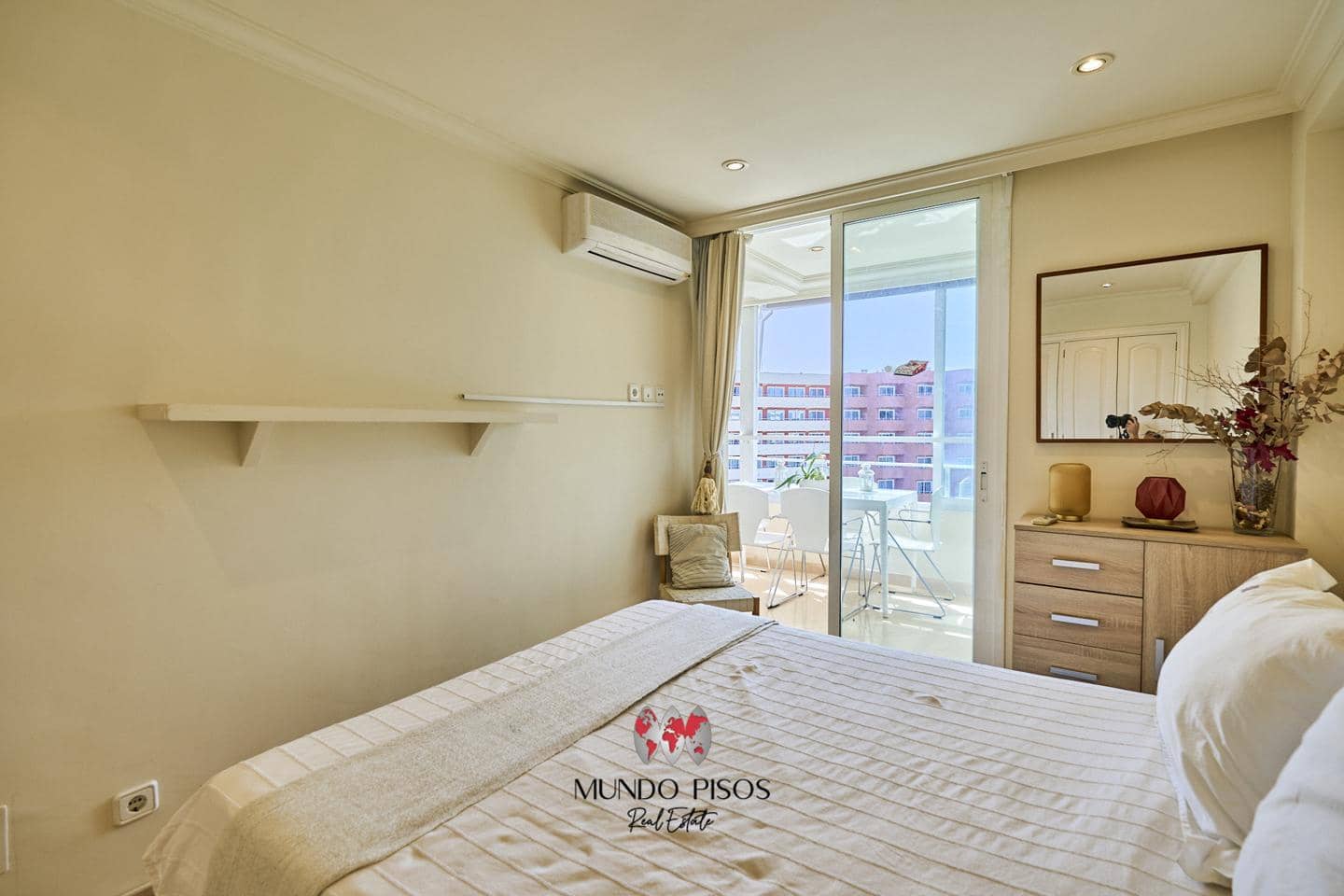 2 bedroom Flat for sale in Portals Nous with garage - € 395,000 (Ref: 8032296)