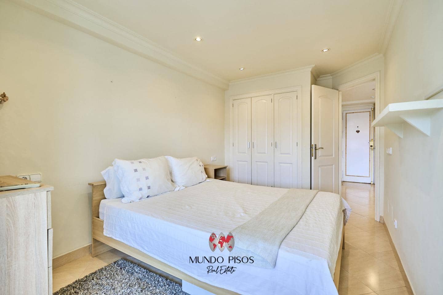 2 bedroom Flat for sale in Portals Nous with garage - € 395,000 (Ref: 8032296)