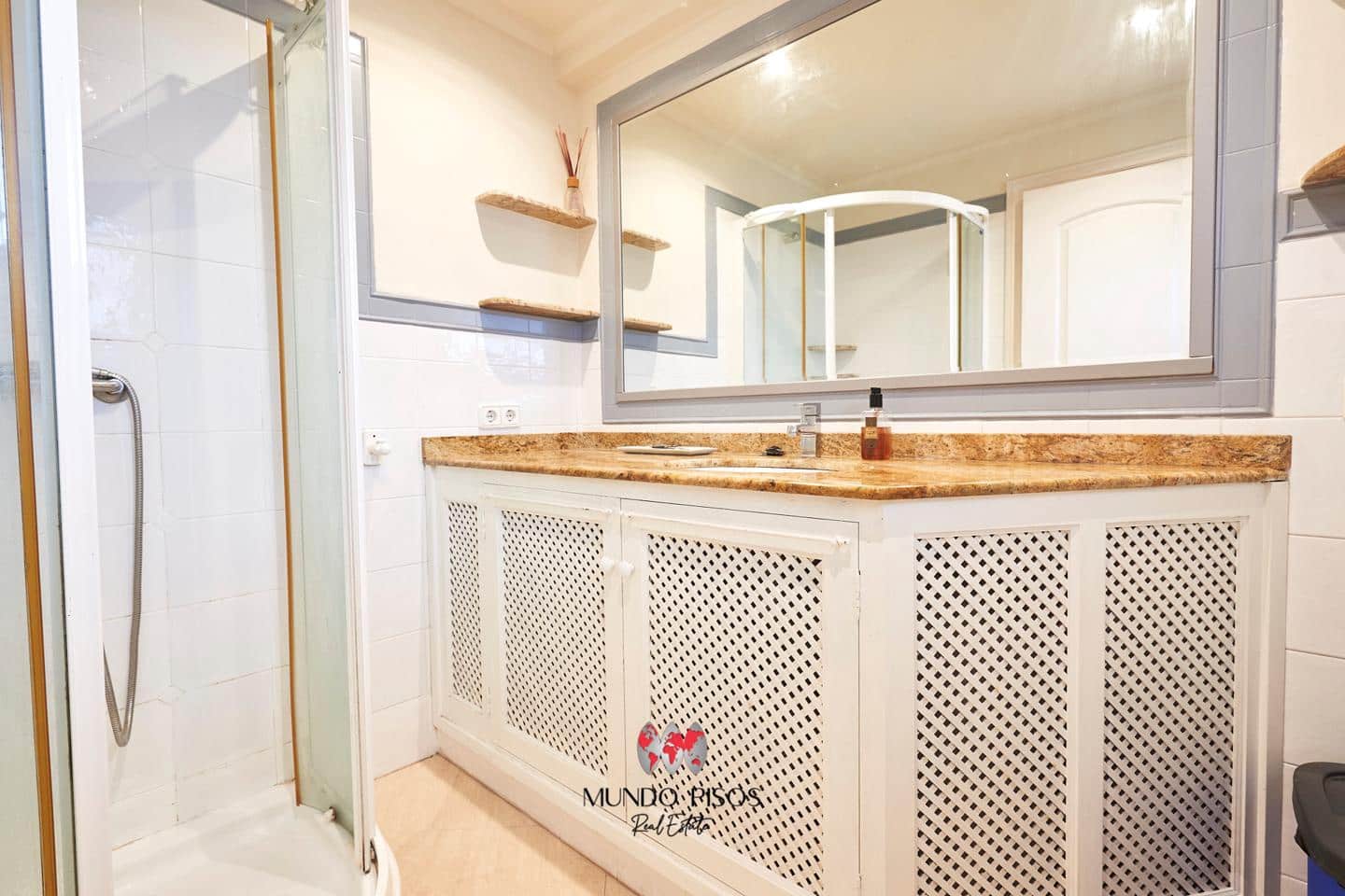 2 bedroom Flat for sale in Portals Nous with garage - € 395,000 (Ref: 8032296)