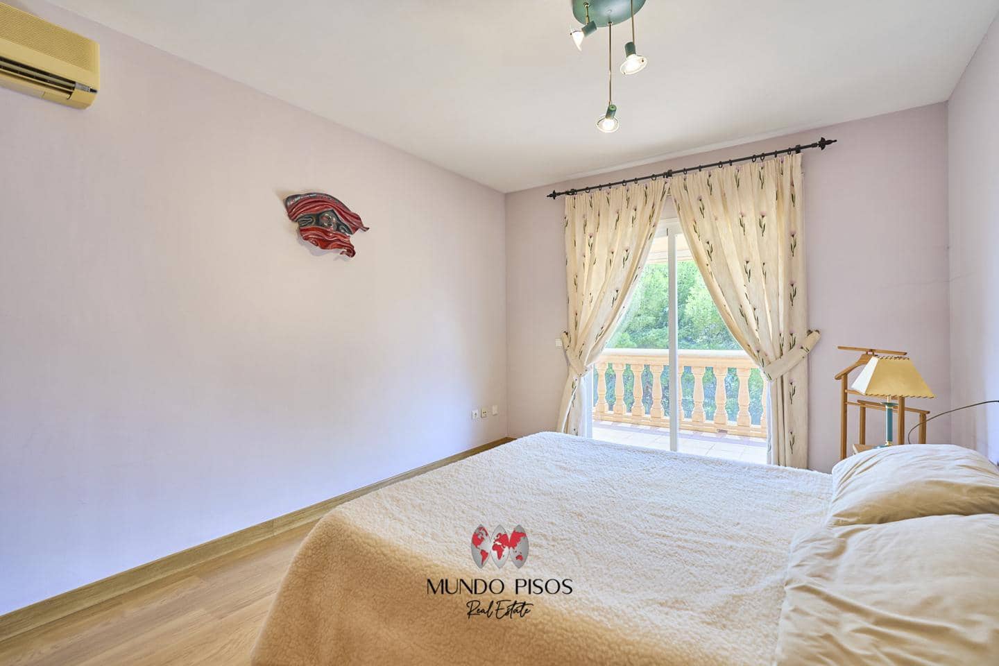 5 bedroom Villa for sale in Palma de Mallorca with garage - € 790,000 (Ref: 8482454)