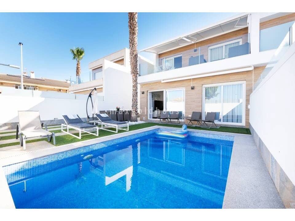 Chalet de 3 habitaciones en San Pedro del Pinatar en venta con piscina - 425.000 € (Ref: 10019945)