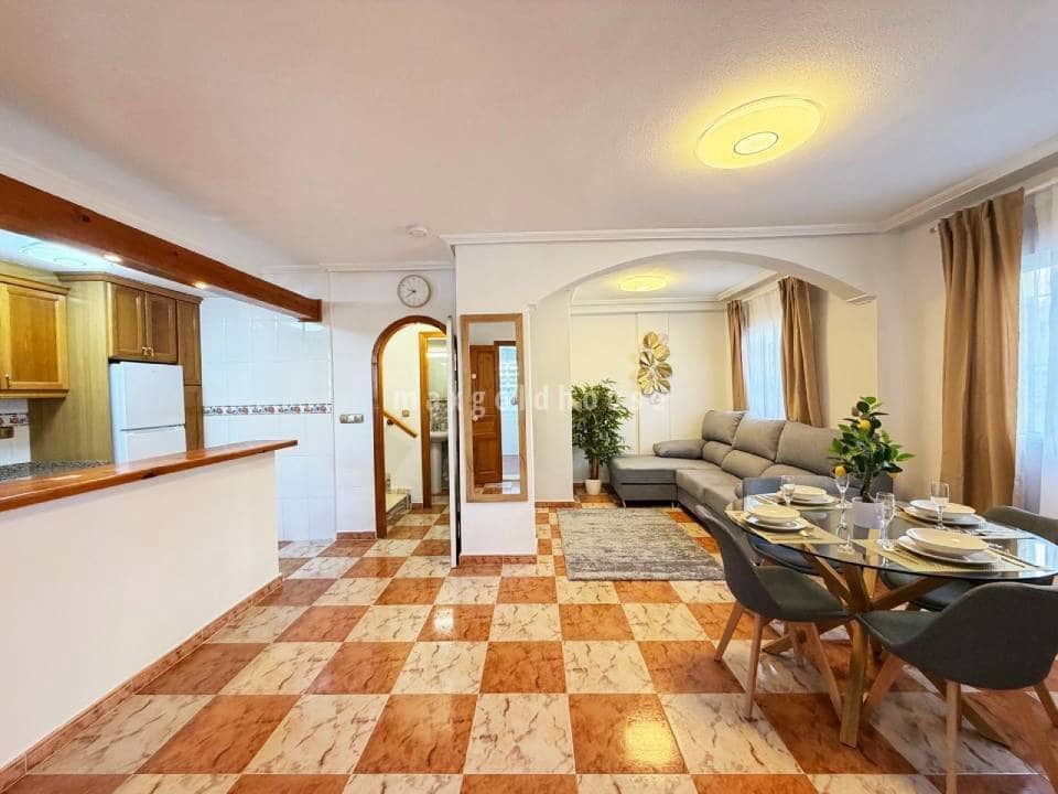 2 bedroom Semi-detached Villa for sale in Villamartin with pool - € 209,900 (Ref: 10019956)