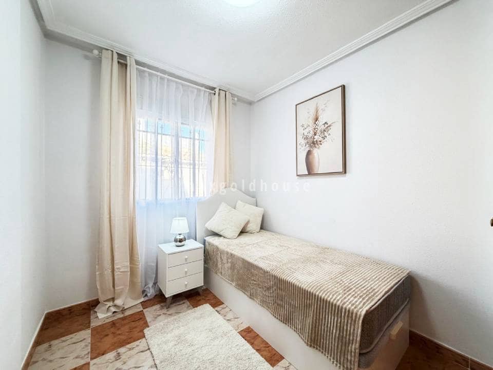 2 bedroom Semi-detached Villa for sale in Villamartin with pool - € 209,900 (Ref: 10019956)