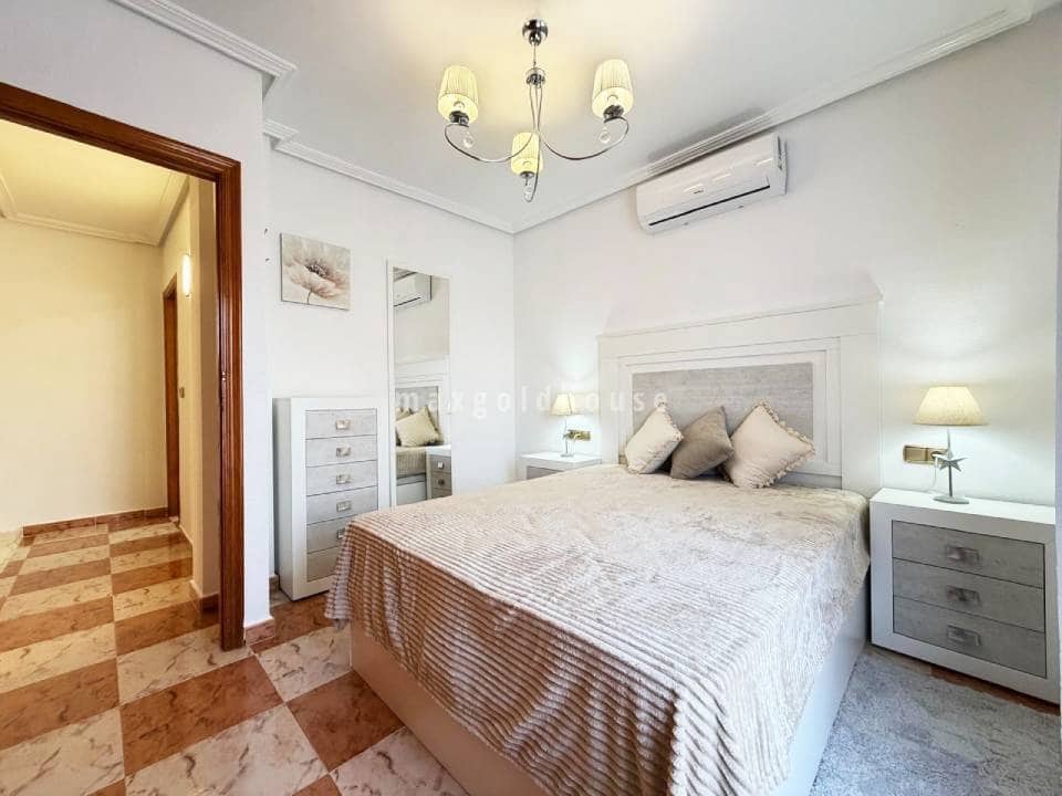 2 bedroom Semi-detached Villa for sale in Villamartin with pool - € 209,900 (Ref: 10019956)