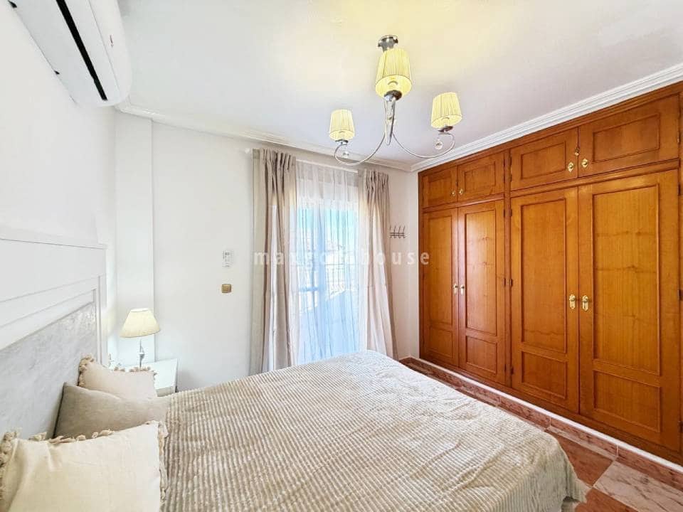 2 bedroom Semi-detached Villa for sale in Villamartin with pool - € 209,900 (Ref: 10019956)