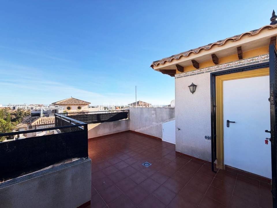 2 bedroom Semi-detached Villa for sale in Villamartin with pool - € 209,900 (Ref: 10019956)