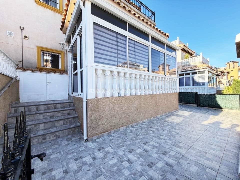 2 bedroom Semi-detached Villa for sale in Villamartin with pool - € 209,900 (Ref: 10019956)