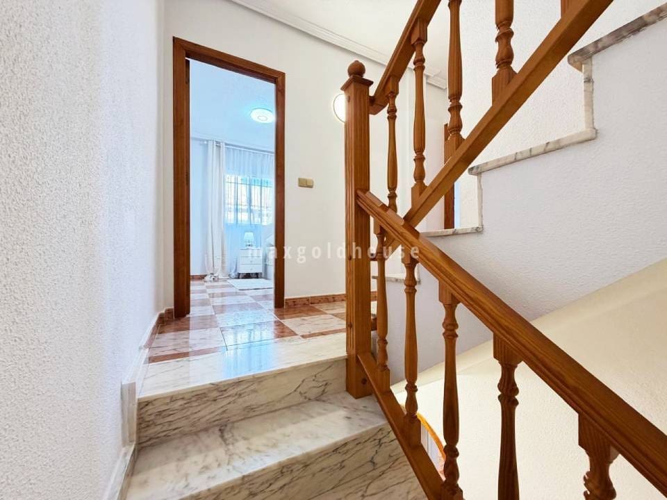 2 bedroom Semi-detached Villa for sale in Villamartin with pool - € 209,900 (Ref: 10019956)