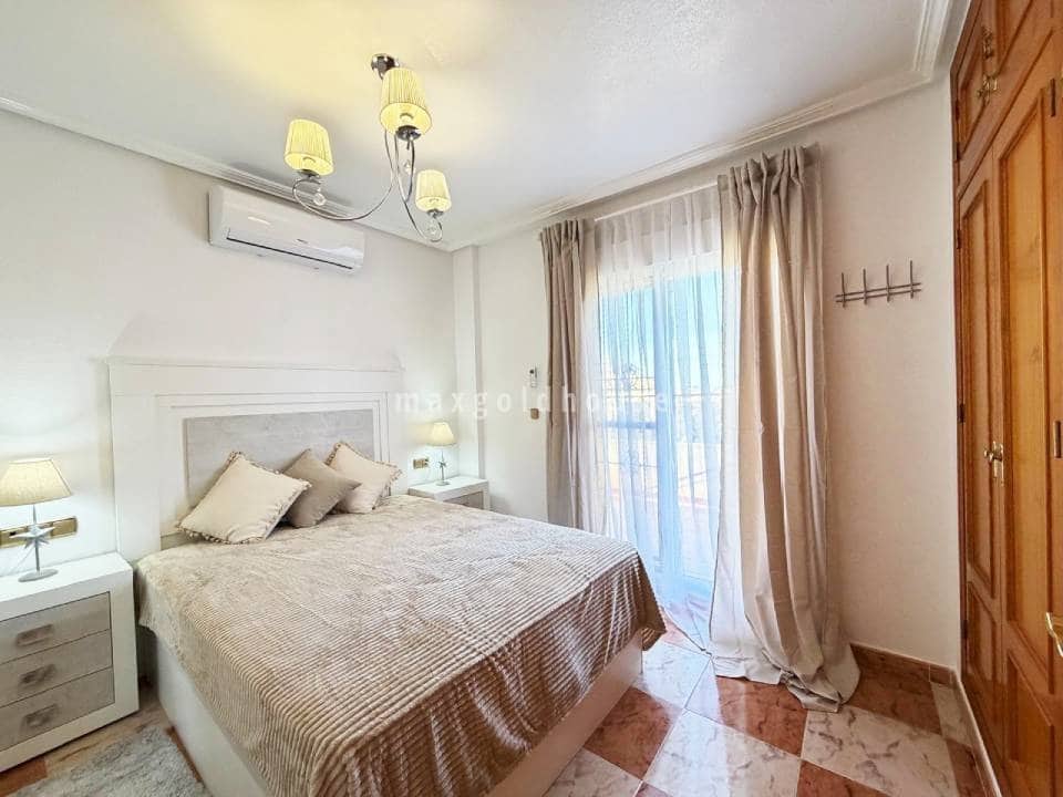 2 bedroom Semi-detached Villa for sale in Villamartin with pool - € 209,900 (Ref: 10019956)