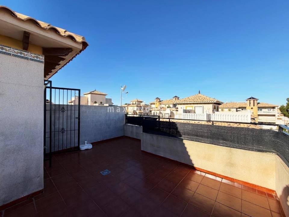 2 bedroom Semi-detached Villa for sale in Villamartin with pool - € 209,900 (Ref: 10019956)