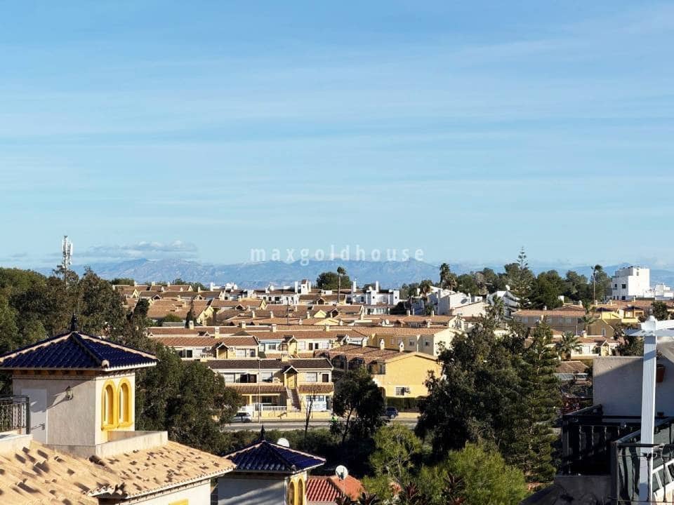 2 bedroom Semi-detached Villa for sale in Villamartin with pool - € 209,900 (Ref: 10019956)