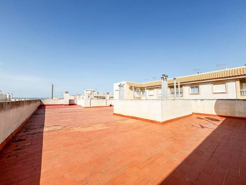 Apartamento de 2 habitaciones en Torrevieja en venta con piscina - 125.000 € (Ref: 10021821)