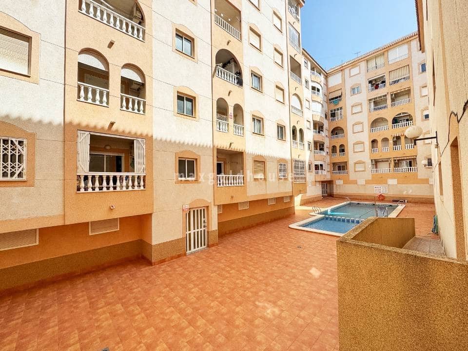 Apartamento de 2 habitaciones en Torrevieja en venta con piscina - 125.000 € (Ref: 10021821)