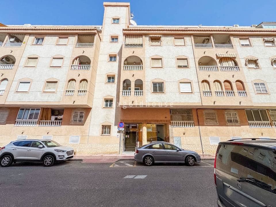 Apartamento de 2 habitaciones en Torrevieja en venta con piscina - 125.000 € (Ref: 10021821)