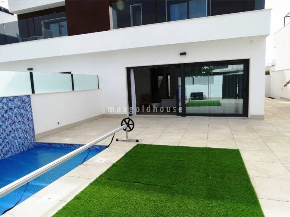 3 slaapkamer Villa te koop in Pilar de la Horadada met zwembad garage - € 425.000 (Ref: 10111222)