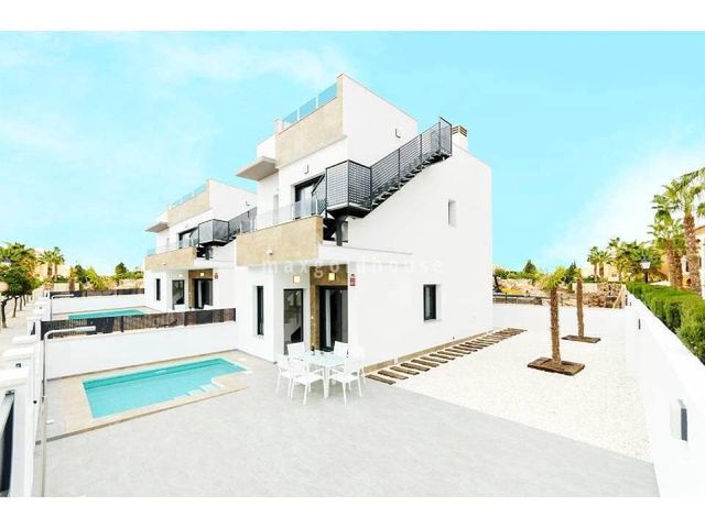 3 soveværelse Villa til salg i La Torreta, Torrevieja med swimmingpool garage - € 424.000 (Ref: 10114385)