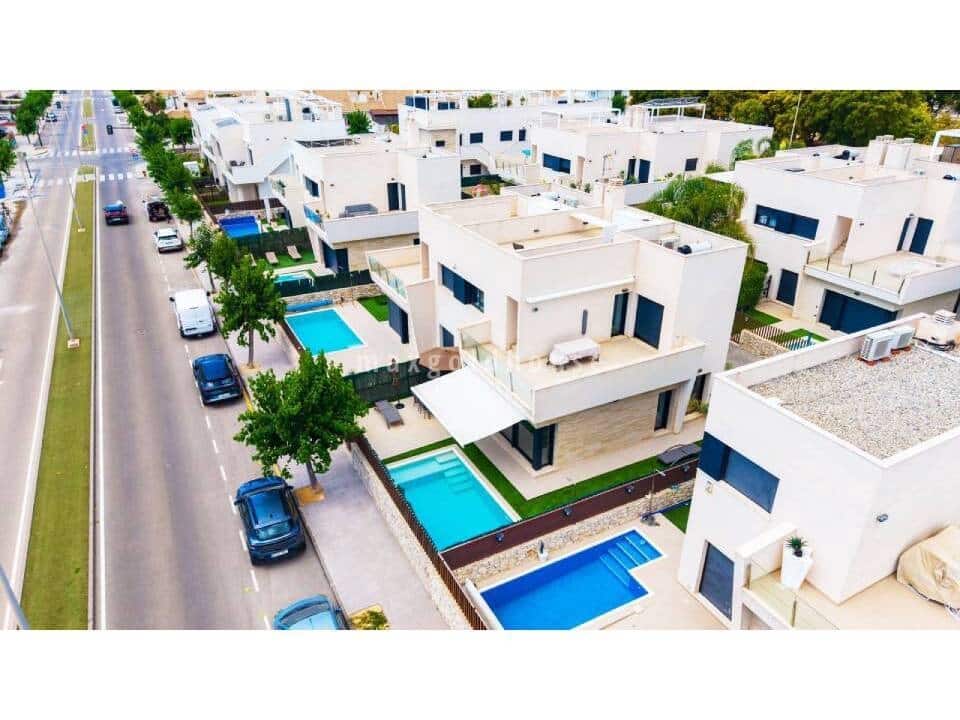 3 slaapkamer Villa te koop in Torre de la Horadada met zwembad garage - € 598.000 (Ref: 10170266)