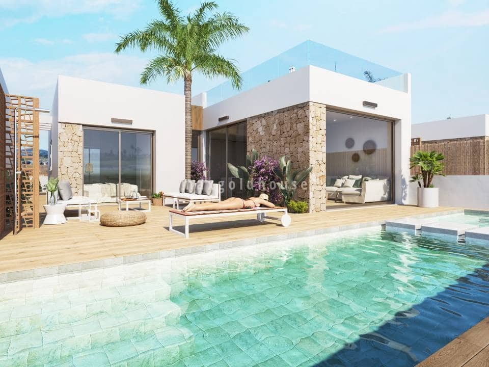 Chalet de 3 habitaciones en Los Alcázares en venta con piscina - 555.000 € (Ref: 9081110)