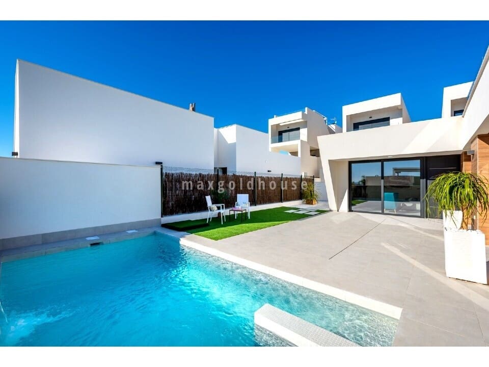 3 bedroom Villa for sale in Benijofar with pool - € 539,900 (Ref: 9429019)