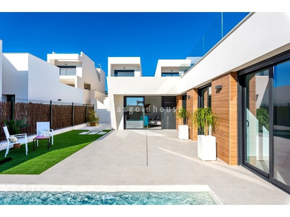 3 bedroom Villa for sale in Benijofar with pool - € 539,900 (Ref: 9429019)