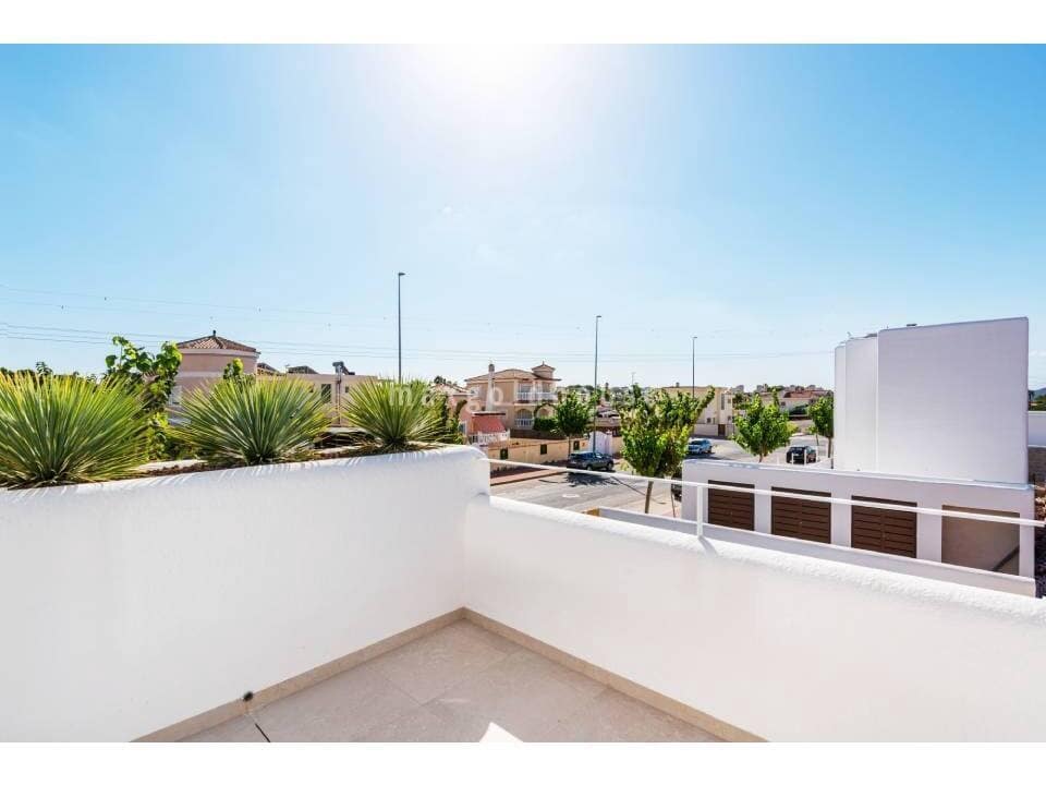 3 bedroom Villa for sale in Los Alcazares with pool - € 399,900 (Ref: 9494094)